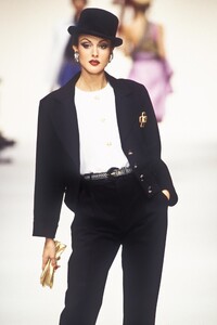 2037322030_YvesSaintLaurent1993WomenRTW12.thumb.jpg.95326bdefbc2ff2d25b1ef8dda2d4382.jpg