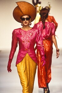 2088646213_YvesSaintLaurent1993WomenRTW120.thumb.jpg.69830658b26c4125d90957d93822e793.jpg