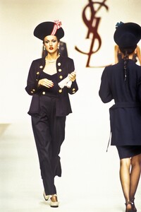 901186104_YvesSaintLaurent1993WomenRTW37.thumb.jpg.7ae75cc14650e95a722e212965bfbb84.jpg