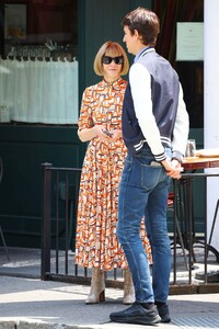 anna-wintour-leaving-sant-ambroeus-in-new-york-07-28-2021-1.jpg