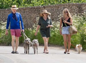 kate-moss-wears-a-denim-mini-skirt-06-01-2021-3.jpg