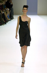 1095223030_Givenchy2001WomenRTW8.thumb.jpg.7ff13332c235b6e94c2d45155f5d8f3f.jpg