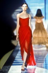 1593773584_Valentino2000HauteCouture50.thumb.jpg.80a54afc3d6d4ca8e691275a2e38415b.jpg