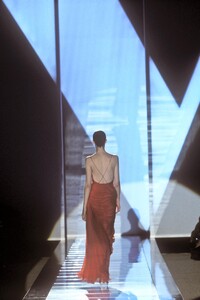 1604392264_Valentino2000HauteCouture28.thumb.jpg.aab1ed4078131085c4ffbc41f8b345c8.jpg