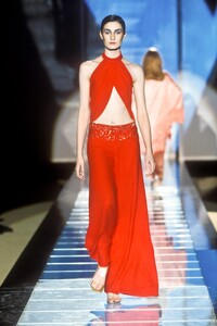 769774365_Valentino2000HauteCouture27.thumb.jpg.f80a626e76e4ca18e1e40e899e0e34a9.jpg