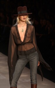 Blumarine-FW2004-Dewi-03.jpg