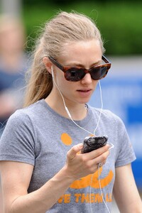 amanda-seyfried-in-leggings-nyc-june-2015_8.jpg