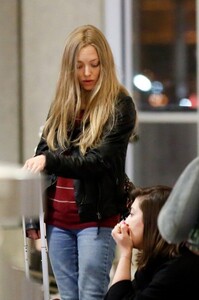 amanda-seyfried-street-style-lax-airport-february-2014_3.jpg