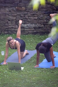 bailee-madison-and-chandler-kinney-outdoor-yoga-filming-in-new-york-08-30-2021-2.jpg