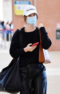 barbara-palvin-arrives-at-venice-airport-for-venice-film-festival-09-01-2021-7.jpg