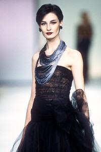 1032092840_Valentino2000WomenRTW180.thumb.jpg.ba3256699e4edab08de6c1364adca298.jpg