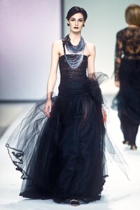 112980703_Valentino2000WomenRTW179.thumb.jpg.0720b804e2c1eb582bd13eb02db60820.jpg