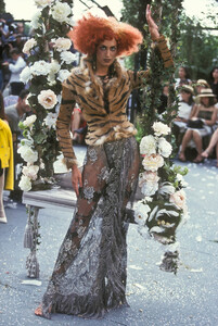 1160619354_ChristianDior1997HauteCouture44.thumb.jpg.a34ab216d430b037349ec3a09ce40313.jpg