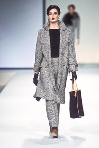 1492063062_Valentino2000WomenRTW118.thumb.jpg.1f7e10c3733b117e98ef7909be597a90.jpg