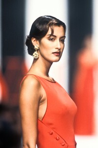 1531950650_Valentino1994WomenRTW85.thumb.jpg.00dadeb8556eae57ba2bbb471c6dd8a9.jpg