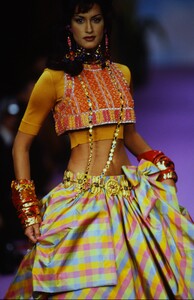 1856205326_Christian-Lacroix-Couture-Spring1993-Yasmeen-Ghauri(21).thumb.jpg.4199bbff41b9d43de06812eaf38fdc03.jpg