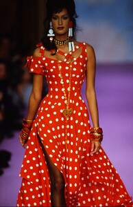 2131444335_Christian-Lacroix-Couture-Spring1993-Yasmeen-Ghauri(15).thumb.jpg.791e639105ce6cb412a88bc61685b2c7.jpg