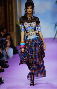 340189036_Christian-Lacroix-Couture-Spring1993-Yasmeen-Ghauri(17).thumb.jpg.edbee31e5e6f86532b21785502582a85.jpg