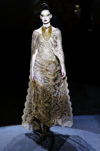 38490760_Valentino2002HauteCouture145.thumb.jpg.05245bc3166e39849eeb3da050e25863.jpg