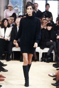 842153520_PradaRTW-SpringSummer1992(3).thumb.jpg.e8fd3f40f97ea8104d2cb27486eb4588.jpg