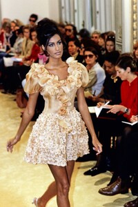 988502926_PradaRTW-SpringSummer1992(5).thumb.jpg.88c8379b277b2bd939bf594f372146f7.jpg