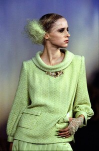 024-chanel-spring-2001-couture-details-CN10051461-cristine-fontanari.thumb.jpg.f9b9389e9dd808e86c049ad8c8225779.jpg