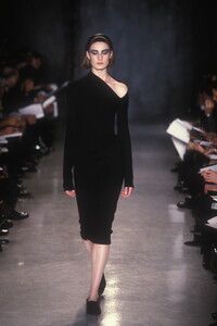 1369309238_DonnaKaran1997WomenRTW69.thumb.jpg.baf754ec4a261fadb0f1ed46d435aca5.jpg