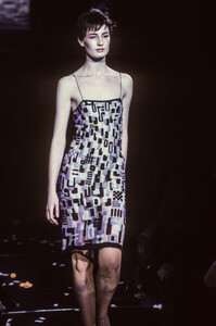 1495732559_JulienMacDonald2000WomenRTW12.thumb.jpg.0380df7b93e85b255d5d76352b1ca99d.jpg