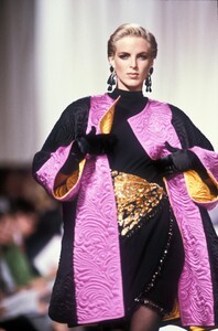 1585041640_Valentino1990HauteCouture44.thumb.jpg.8cfc5642f13ae1718b23846469f25442.jpg