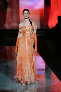 2053542586_ElieSaab2005HauteCouture74.thumb.jpg.0dfc0bbaf2a65607554cb08b6f925363.jpg