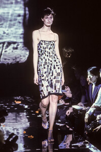 2135142389_JulienMacDonald2000WomenRTW11.thumb.jpg.18b533cc523580b5973c1cb6cf34822a.jpg