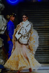 818364705_john-galliano-fall-1999(8).thumb.jpg.9e13772b50c8039b90df5c0096175146.jpg