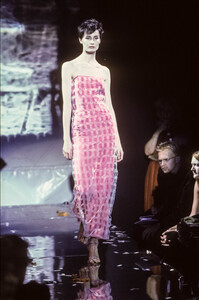 975379841_JulienMacDonald2000WomenRTW60.thumb.jpg.9246109b62bb7538a026e4376e4cf739.jpg