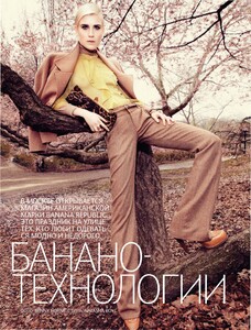 Honre_Vogue_Russia_August_2011_01.thumb.jpg.6cbb6094c7f8b93c135d37398e558d59.jpg