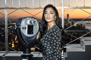 Nicole_Scherzinger_Empire_State_Building_Hosts_vZyBNBdEYPQx.jpg