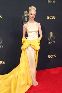 anya-taylor-joy-emmy-awards-2021-17.jpg