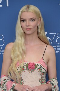 anya-taylor-joy-last-night-in-soho-photocall-at-the-78t-film-festival-in-venice-09-04-2021-11.jpg