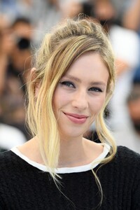 dylan-penn-flag-day-photocall-at-the-74th-cannes-film-festival-12.jpg