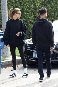 hailey-rhode-bieber-out-in-west-hollywod-11-18-2021-4.jpg