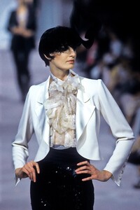 1579248411_EmanuelUngaro2000HauteCouture53.thumb.jpg.8794b9754450632f26b02ce15fbe5bff.jpg