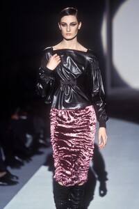 1997940652_Gucci1999WomenRTW26.thumb.jpg.7df5547179b925c66ad4731ef1c21bed.jpg