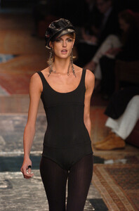 22010283_ChristianDior2005HauteCouture2.thumb.jpg.96f7856e869737e1afb6d47cdf88d071.jpg