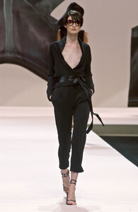 1040561646_EmanuelUngaro2002WomenRTW46.thumb.jpg.d380a3fee655752b6e948b5f397f69c9.jpg