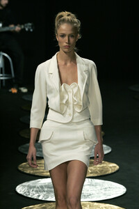 1381594154_HusseinChalayan2006WomenRTW2.thumb.jpg.c3ba14da2c49ed15439ede76712cb0e8.jpg