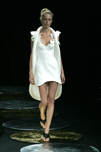 1386575383_HusseinChalayan2006WomenRTW78.thumb.jpg.32432b9a14fb554014d46a76f657cdb5.jpg