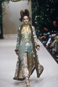 1480181754_PierreBalmain1997HauteCouture45.thumb.jpg.f95da0841877b91d92746c4ca580c7d9.jpg