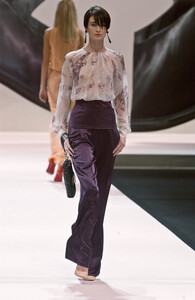 1614645141_EmanuelUngaro2002WomenRTW108.thumb.jpg.3200ec944f6e09f6aa805032d949b199.jpg