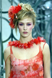 546596912_Chanel2003HauteCouture91.thumb.jpg.ed138bc95a95fcec99580c129a61ba8c.jpg