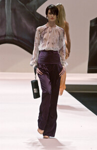 909530136_EmanuelUngaro2002WomenRTW107.thumb.jpg.d0cffdf1f9c6dd6c3908421f73bc59f2.jpg