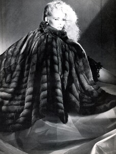 bb_ID_1982_09_CHIAVARRELLI_FURS_HC_FW82_VOGUE_IT_AlbertaTiburzi_040.thumb.jpg.1c2122816fcd08894f22b8a74de6fddc.jpg